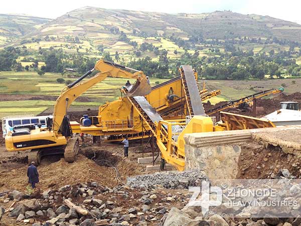 Mobile crushing station crushing site