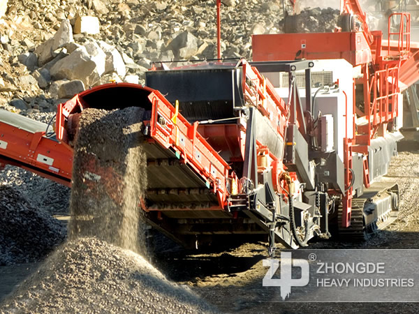 Crushing and moving construction waste crusher